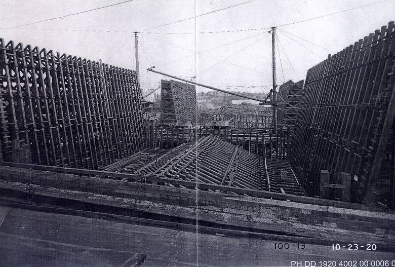 Drydock frame - under construction / Pontoon and wingwall sections without skins